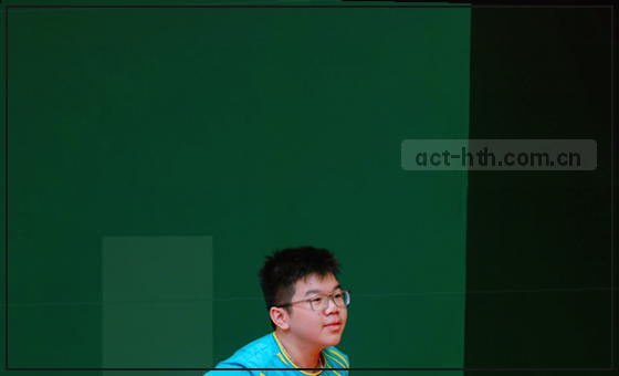 数据方法：采集卡片正反面信息，建立特征库对比。